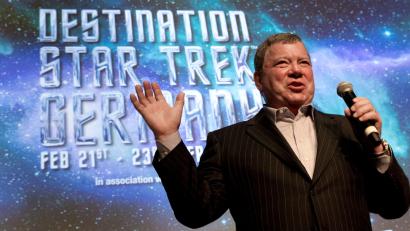 Bild: Frank Rumpenhorst
Schauspieler William Shatner, bekannt geworden als Captain Kirk in der Fernsehserie „Star Trek“, bei einer Pressekonferenz. Shatner soll erstmals wirklich ins All fliegen. Foto: picture alliance / dpa