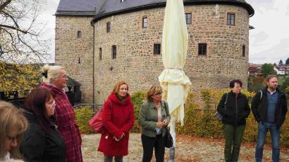 Bild: njn
Die deutschen und tschechischen Lehrer vor der Burg Falkenberg mit Dolmetscherin Lenka Uschold (Vierte von links)
