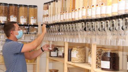 Bild: Dobler
Im Unverpackt-Laden "Quantum satis" in Schwandorf kann man auch kleine Mengen erwerben, etwa Reis oder Nudeln in Bio-Qualität, wie sie dieser Kunde gerade in ein eigenes Gefäß abfüllt.