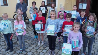 Bild: bl
Über 700 Bücher haben die Leseratten der Pfreimder Stadtbibliothek im Ferienclub gelesen. Dafür gab es nun Preise im Losverfahrenen, und manche sahnten dabei gleich mehrfach ab. Den Hauptgewinn holte sich Franziska Schreyer (im grau gemusterten Shirt in der Mitte). Bürgermeister Richard Tischler und Büchereileiterin Irmi Sittl (im Hintergrund) gratulierten.