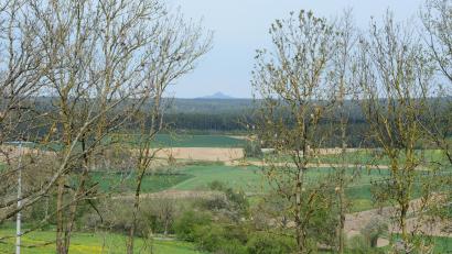 Bild: bey
Vom Raiffeisenparkplatz Parkstein geht der Blick Richtung Rauer Kulm. Etwa hinter den hellen landwirtschaftlichen Flächen (Bildmitte, quer) wären die drei bis vier Windräder nahe Schwand vorgesehen. Die Bürger sollen nun entscheiden, ob sie grundaätzluch für eine solche Sondernutzung wären.