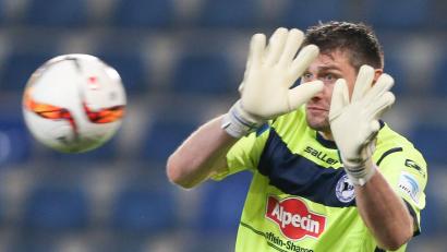 Bild: Friso Gentsch/dpa
Wolfgang Hesl (hier im Jahr 2016 im Dress von Arminia Bielefeld) wehrt einen Ball ab. Mittlerweile ist der Schwarzenfelder längst wieder in der Heimat und hütet beim Landesligisten SC Ettmannsdorf das Tor. Er hat mit seinem Team auch eine bemerkenswerte Statistik vorzuweisen. In 10 von 15 Spielen blieb der Sportclub bisher ohne Gegentor.