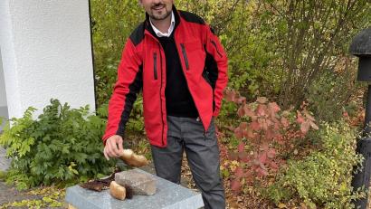 Bild: wku
Pfarrer Stefan Fischer ist glücklich, dass seine Bienen gefunden wurden.