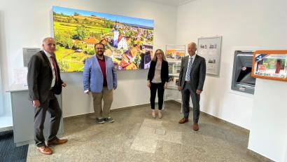 Bild: Gemeinde Kastl/exb
Privatkundenberater Bruno Kellner, Bürgermeister Hans Walter, Zweigstellenleiterin Jessica Arnold und Regionalmarktleiter Stefan Schedl (von links) freuten sich über die umgebaute Filiale.