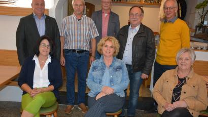 Bild: jr
Neuwahlen gab es beim Musikverein Konnersreuth. Im Bild (sitzend, von links) Elvira Schiedeck, Susanne Ernst und Elisabeth Kien sowie (stehend, von links) Vorsitzender Detlev Ernst, Armin Scharnagl, Bürgermeister Max Bindl, Josef Strauß und Konrad Härtl.
