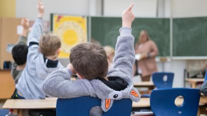 Symbolbild: Peter Steffen/dpa
Die Grundschüler in Püchersreuth können bald wieder durchatmen: Lüftungsgeräte sollen frische Luft bringen.