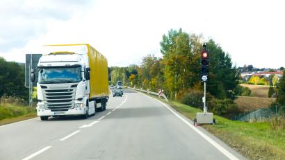Bild: njn
Zwischen der Kreuzung Sassenhof und dem Parkplatz an der Umgehungsstraße ist auf der B22 bei Erbendorf die Straße halbseitig gesperrt. Eine Ampel regelt den Verkehr.