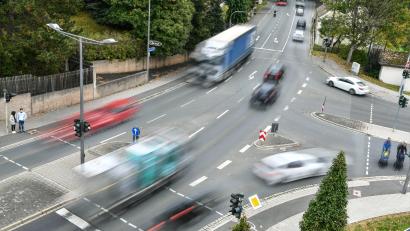 Bild: Florian Miedl/fph
So mancher Landkreisbürger kann in Zukunft womöglich auf einen Zweitwagen verzichten, wenn es Mobilitätsstationen gibt. Wenn die Menschen mehr mit E-Scooter und Lastenrädern unterwegs sind, sinkt vielleicht sogar mancherorts die Verkehrsbelastung wie hier in Marktredwitz.
