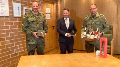 Bild: Stadt Weiden/exb
Oberstleutnant Thorsten Wallschus (links) folgt auf Oberstleutnant Sven Zickmantel (rechts). Oberbürgermeister Jens Meyer verabschiedet sich vom scheidenden Kommandeur.
