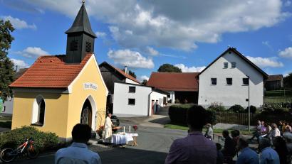 Bild: ads
Die Kapelle in Döswitz kann heuer auf ihr 25-jähriges Bestehen zurückblicken. Pfarrer Josef Irlbacher zelebriert dazu mit den Dorfbewohnern an dem Kirchlein eine Messe.