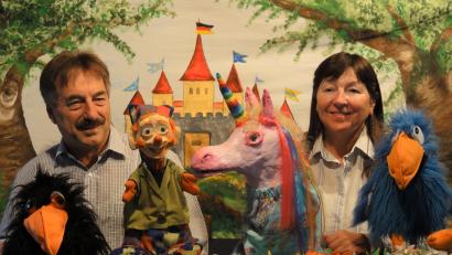 Bild: pap
Monika und Hermann Papacek aus Edeldorf mit ihren Stars der Edeldorfer Puppenbühne.