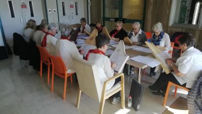 Bild: krb
Die Veeh-Harfen-Gruppe der Musikschule Neustadt/WN erfreut mit sanften Klängen in der Hospizstation.