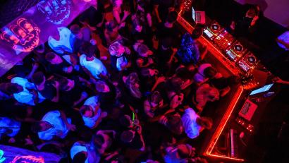 Symbolbild: Matthias Balk/dpa
In einer Disco im Landkreis Bayreuth hat ein Mann gefeiert, der mit dem Coronavirus infiziert ist.