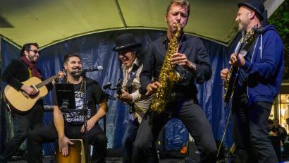 Bild: Enseo/exb
"Enseo" treten im Parapluie auf.