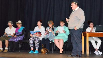 Bild: fjo
Im Wartezimmer seines Arztes muss sich Josef Kleber (stehend) die Krankheitsgeschichten vieler anderer Patienten anhören - und fürchtet letztlich ernsthaft um seine eigene Gesundheit.