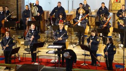 Bild: Houschka
Dirigent Johann Mösenbichler verneigt sich und das Kammerensemble des Bayerischen Polizeiorchesters dankt für den Schlussapplaus. Finale eines konzertanten Ereignisses in der Dürnsrichter Pfarrkirche.