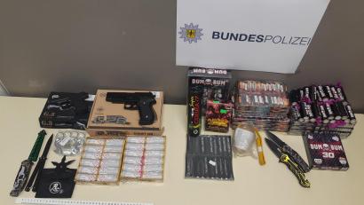 Bild: Bundespolizei/exb
Diese Gegenstände hat die Bundespolizei beschlagnahmt.