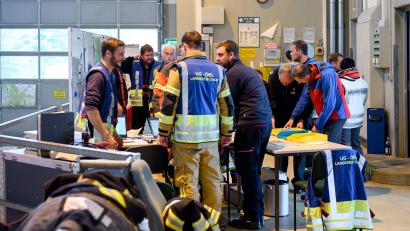 Bild: Daniel Vogl/dpa
Das Einsatzteam in der Einsatzzentrale der Rettungsaktion im Grenzgebiet.