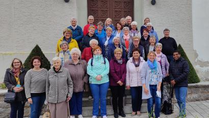Bild: flt
Pater John Matthew freute sich über die 35 Frauen des Frauenbundes Teublitz, die von ihrem Pfarrer Michael Hirmer, der einen Busführerschein besitzt, in die nördliche Oberpfalz chauffiert wurden.