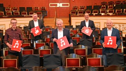 Bild: Stadt Amberg/Thomas Graml/exb
Spendenübergabe für die Rathauskonzerte (von links): Jonathan Danigel, Kulturfachkraft, Michael Cerny, Oberbürgermeister, Dr. Fabian Kern, Kulturreferent, Dieter Meier, Vorstandsvorsitzender Sparkasse Amberg-Sulzbach, und Norbert Fischer, Vorsitzende der Freunde des Stadttheaters.