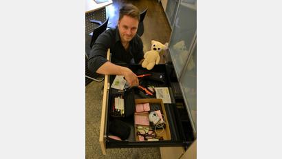 Bild: pfaa
Brillen, Kameras, Federmäppchen und Teddybären - all das bewahrt Manuel Dörfler, einer der Mitarbeiter im Fundbüro, in einer Schublade auf.