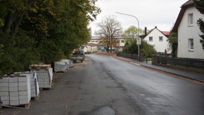 Bild: wro
Von den Arbeiten der Vodafone GmbH war auch die Schulstraße in Fuchsmühl betroffen. Im Zuge des Breitbandausbaus wurde auch der Gehsteig erneuert.