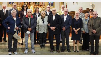Bild: u
Anlässlich ihrer Ehejubiläen feiern sieben Paare aus den Pfarreien Hirschau und Ehenfeld gemeinsam mit Stadtpfarrer Johann Hofmann (hinten, Dritter von rechts) in der Pfarrkirche Mariä Himmelfahrt einen Dankgottesdienst. Mit dabei Pfarrgemeinderatssprecher Laurenz Beck (hinten links).