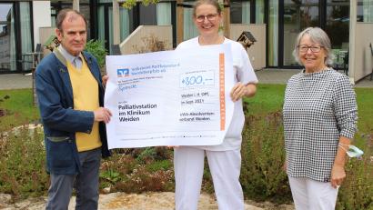 Bild: Kliniken Nordoberpfalz, Michael Reindl/exb
Gertrud Diermeier (rechts) und Wolfgang Lindner (links) vom VWA-Absolventenverband Weiden überraschten die Chefärztin der Palliativstation am Klinikum Weiden, Dr. Stephanie Kuchlbauer, mit einer Spende über 300 Euro.