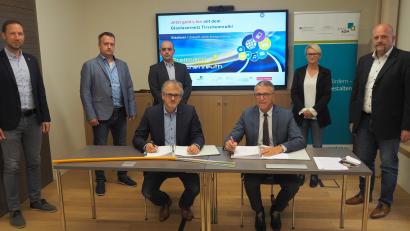 Bild: ws
Nach der Vertragsunterzeichnung kann jetzt der Breitbandausbau zu den Häusern in den Weilern und Dörfern starten. Den Kooperationsvertrag über das 6,9-Millionen-Euro-Projekt unterschrieben (vorne von links) Geschäftsführer Johannes Bisping und Bürgermeister Franz Stahl. Mit dabei waren (hinten von links) Stellvertretender Stadtkämmerer Harald Eckstein, Eduard Maier von der Breitbandberatung Bayern, Fördermittelberater Stefan Oeckler von "ateneKOM", Susi Bisping, zuständig für die Unternehmenkommunikation bei "bisping&bisping", sowie Martin Dorn, Leiter der Infrastruktur bei "bisping&bisping".