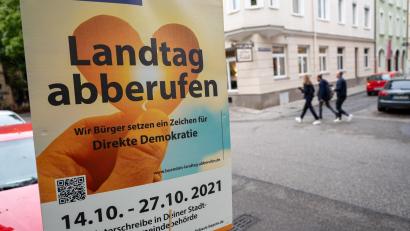 Bild: Peter Kneffel
Ein Plakat zum Volksbegehren