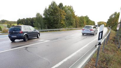 Bild: Wolfgang Steinbacher
Der Bau der Kümmersbrucker Westumgehung beginnt im nächsten Jahr: Im Ebermannsdorfer Gemeinderat wies Bürgermeister Erich Meidinger am Montagabend darauf hin. Seine Gemeinde wartet schon lang auf eine "richtige" Anbindung an die Staatsstraße 2165, die derzeit und bis zum Bau der Umgehung nur ein Provisorium (links im Bild) ist.