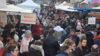 Archivbild: Kunz
Bald schon könnten wieder Tausende zum verkaufsoffenen Sonntag anlässlich des Kathreinmarkts nach Weiden strömen. Hier ein Bild von 2019.