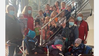Bild: szl
Josef und Maria Gleißner (stehend, von rechts) spendierten dem Kindergarten St. Matthäus Wurz insgesamt 46 Liter frisch gepressten Apfelsaft. Darüber freuten sich die Krippen- und Kindergartenkinder. Die Erzieherinnen Melanie Windschiegl und Alexandra Hansbauer bedankten sich ganz herzlich.