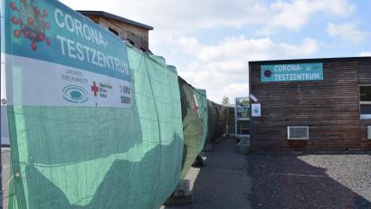 Bild: szl
Eingemietet in die Testzentren des Landkreises in Tirschenreuth (Bild), Waldsassen, Erbendorf und Kemnath hat sich das BRK und führt dort kostenpflichtige Corona-Tests für Ungeimpfte durch.