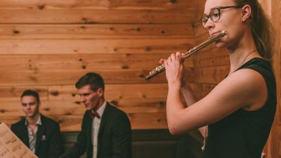Bild: Horizing Music/exb
Können es kaum erwarten, wieder gemeinsam Musik vor Publikum zu präsentieren: Flötistin und Sängerin Lisa-Marie Holzschuh mit Johannes Raab an Piano und Orgel.