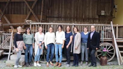 Bild: Maschinenring Tirschenreuth/exb
Christine Kraus (Fünfte von links) aus Gründlbach und Elisabeth Bauer (Vierte von links) aus Brunn führen die Anbietergemeinschaft "Urlaub auf dem Bauernhof" im Oberpfälzer Wald. Dem neuen Vorstand gehören außerdem (von links) Barbara Weiherer (Mossendorf bei Burglengenfeld), Sabine Bayer (Leimgruben), Franziska Dirnberger (Muckenbach bei Nittenau), Franziska Ulrich (Honnersreuth), Christine Kraus (Griesbach) und Klaudia Tretter (Bärnhöhe) an. Geschäftsführer Norbert Höfler gratulierte.