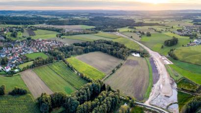 Bild: Matthias Kunz/exb
Die Baustelle der Umgehungsstraße aus einer erhöhten Perspektive.