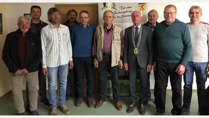 Bild: öt
Diesen sieben neuen Feldgeschworenen nahm Bürgermeister Peter König (Vierter von rechts) den Amtseid ab: Ulrich Anders (von links), stellvertretender Obmann Christian Burger, Hans Scherm, Peter Medick, Johann Regner, Ludwig Müller, den scheidenden Obmann Rolf Heindl, den neuen Obmann Hans Richtmann und Alexander Michl.