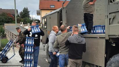 Bild: zer
80 Wasserkisten organisierten die Manteler Reservisten für das Kinderhaus St. Elisabeth.