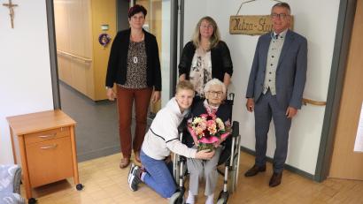 Bild: Stadt Tirschenreuth/exb
Zum 95. Geburtstag erhielt Barbara Schwarzer zahlreiche Glückwünsche. Unter den Gratulanten waren auch Bürgermeister Franz Stahl, Einrichtungsleiterin Nicole Rischer-Bäumler (links) sowie Enkelin Evelyn und ihre Urenkelin Lara.