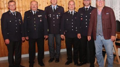 Bild: wro
Ein Ämterwechsel vollzog sich bei der Feuerwehr Wiesau. Neuer Kommandant ist Christian Blohmann (Dritter von rechts), neuer Zweiter Kommandant wurde Alexander Bäumler (Zweiter von rechts). Der neuen Führungsspitze der aktiven Wehr gratulierten Feuerwehrbeauftragter Helmut Oppl, Kreisbrandrat Andreas Wührl und der bisherige Kommandant Thorsten Meiler (von links) sowie Bürgermeister Toni Dutz.