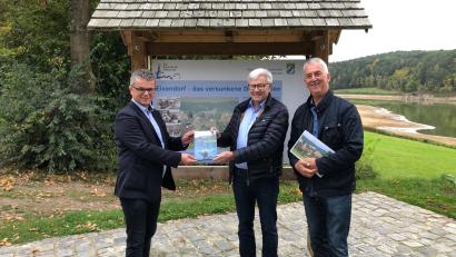 Bild: mis
Autor Josef Drexler (Mitte), Bürgermeister der Stadt Neunburg, Martin Birner (links), sowie Walter Drexler (rechts), präsentieren das neue Heimatbuch "Die versunkenen Orte im Eixendorfer See".