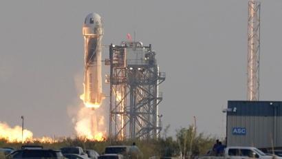 Bild: Tony Gutierrez/dpa
Die "New-Shepard"-Rakete von Blue Origin startet vom US-Bundesstaat Texas aus ihren Kurz-Ausflug ins Weltall.