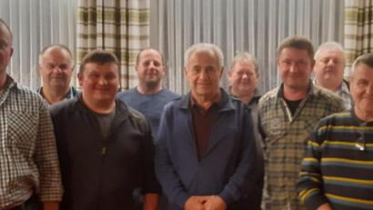 Bild: Robert Hechtl/exb
Neuer Jagdvorsteher ist Alois Eckl (Dritter von links), Stellvertreter Marco Hummer (links). Unser Bild zeigt sie zusammen mit Vertretern der alten und neuen Vorstandschaft.