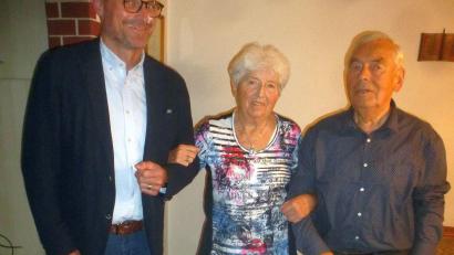 Bild: mad
Bürgermeister Maximilian Beer (links) gratulierte dem Ehepaar Bollinger zum Ehejubiläum.