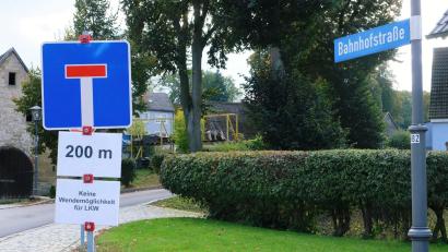 Bild: do
Die Bahnhofstraße in Eschenbach hat vorübergehend ein Sackgasse-Schild bekommen.