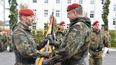 Bild: hcz
Oberstleutnant Thorsten Wallschus (links) erhält von Brigadegeneral Michael Podzus die Truppenfahne und damit das Kommando über das Artilleriebataillon 131.