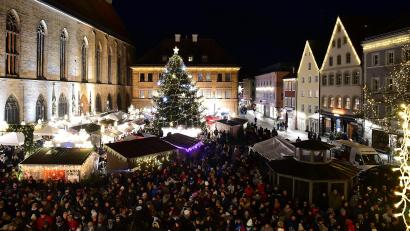 Archivbild: Petra Hartl
Ein Weihnachtsmarkt-Bild von 2019. So ähnlich wird es auch heuer wieder aussehen. Allerdings befinden sich die Besucher dann hinter Absperrungen.