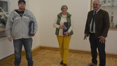 Bild: jr
Die beiden langjährigen Ortssprecher Stefan Titz und Sonja Schmid und verabschiedete Bürgermeister Johann Burger (von links) in der jüngsten Gemeinderatssitzung.
