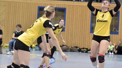 Archivbild: zg
In der neuen Saison hat der SV Hahnbach auch eine neue Kapitänin: Nach zwölf Jahren übergi8bt Anna Geilersdörfer das Amt an Julia Polito (rechts).